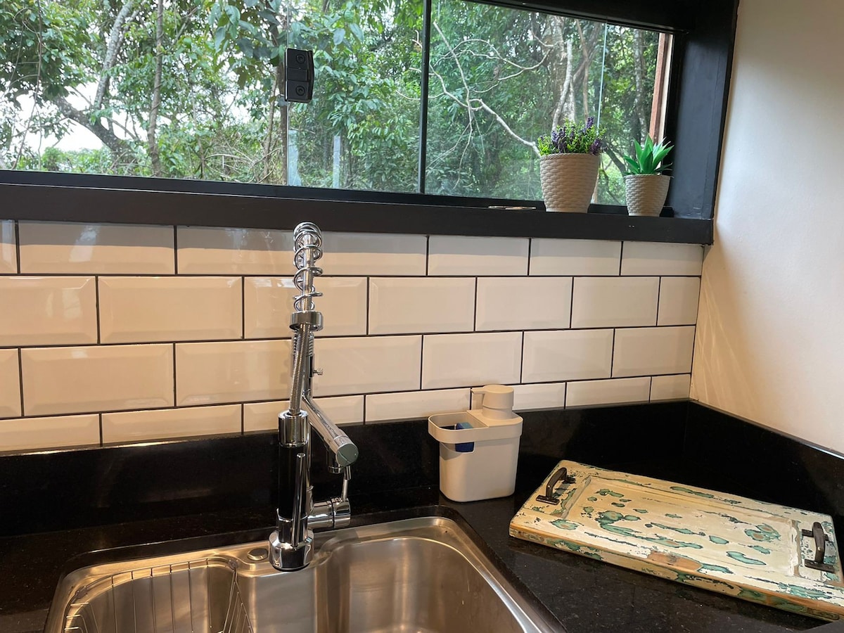 Bacon ipsum dolor amet chislic shoulder chuck pork chop pig cow tongue kevin beef.