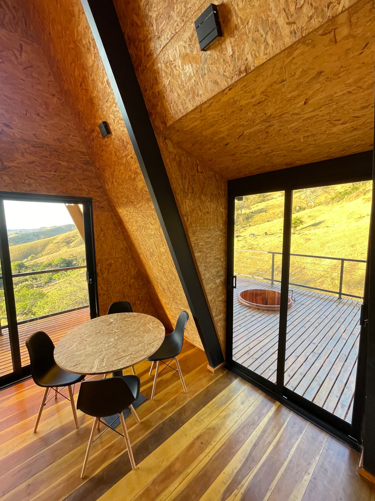 Bacon ipsum dolor amet boudin corned beef bacon beef, spare ribs pork chop turducken ham ribeye rump venison porchetta meatball.